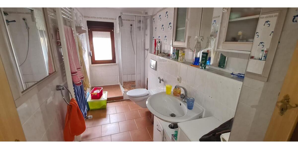 ruhig gelegenes Dreifamilienhaus mit Garagen , teilw. freiwerdend - Mehrfamilienhaus, Wohnhaus Kahla | Angebot:26095730