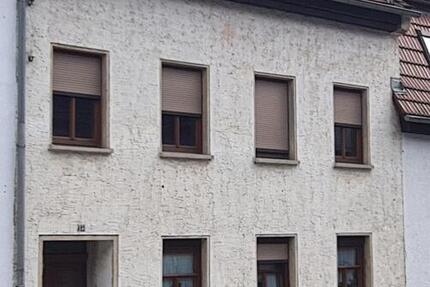 ruhig gelegenes Dreifamilienhaus mit Garagen , teilw. freiwerdend - Haus Kahla | Angebot:26095730