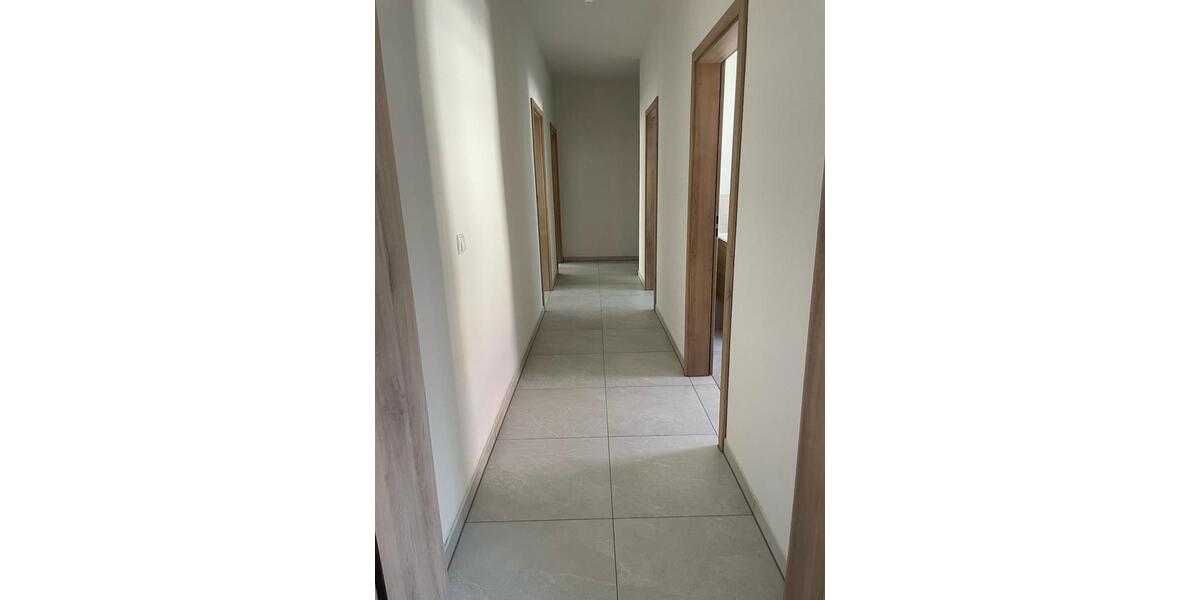 Etagenwohnung Erfurt Hochheim - 4 Zimmer, 130 m&sup2;, 1.300&euro; | Angebot:26004800