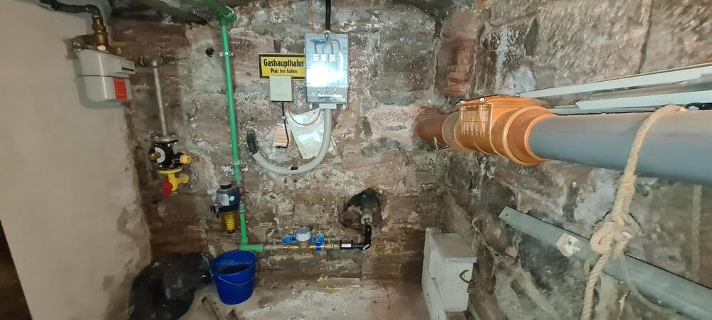 ruhig gelegenes Dreifamilienhaus mit Garagen , teilw. freiwerdend - Mehrfamilienhaus, Wohnhaus Kahla | Angebot:26009990